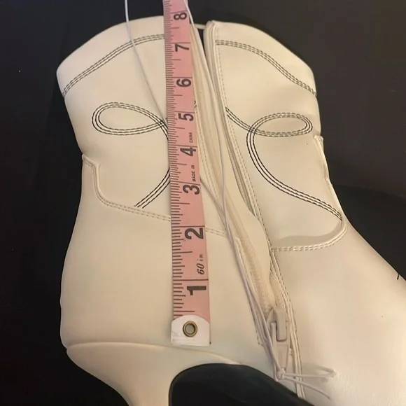 Universal Thread women’s boots 7 Jenson off White ankle Western 2” heel NWT - Picture 2 of 6